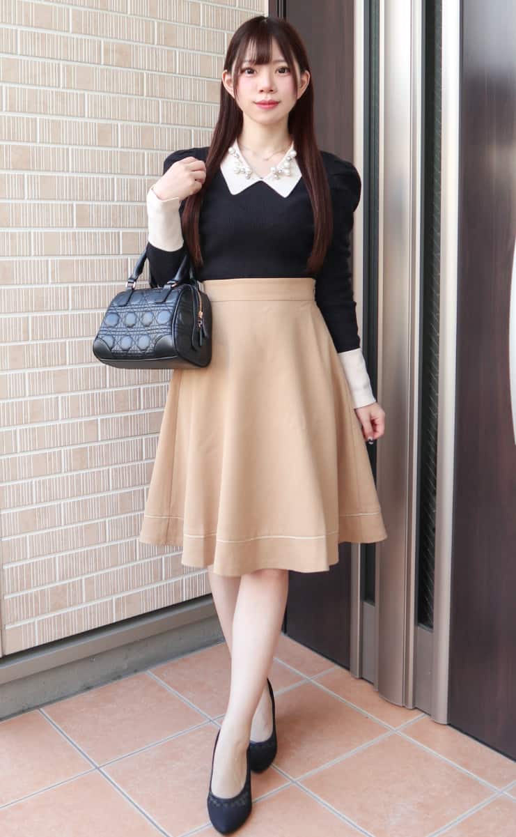 おしゃれが決まって笑顔の30代女性